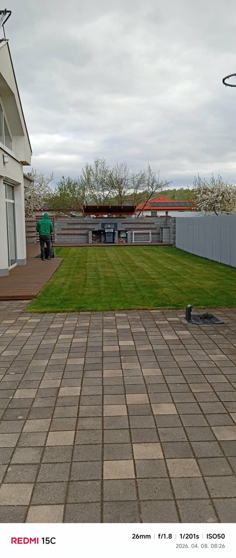 Térkövezett terasz gondozott gyeppel