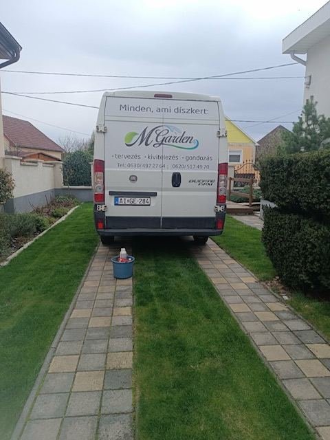 Térkövezett kocsibejáró, M Garden szolgáltatóautóval