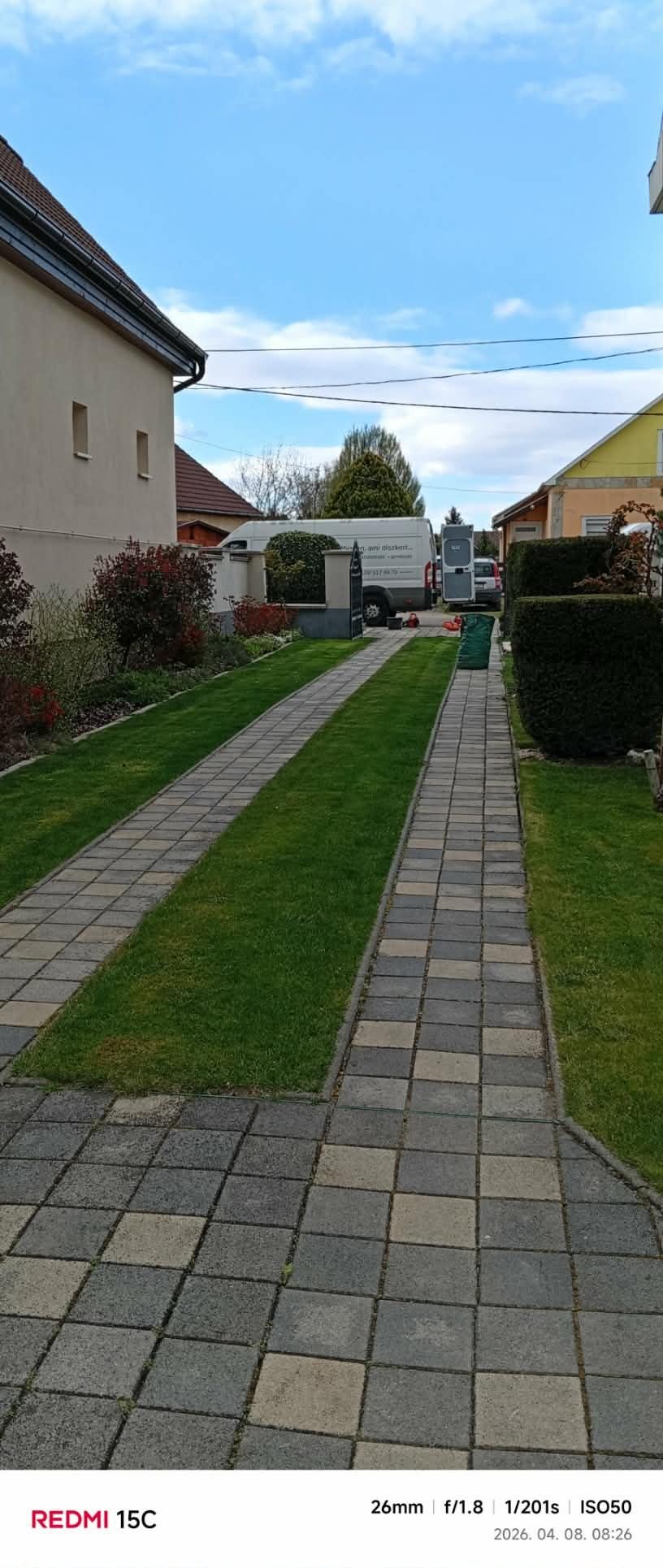 Térkövezett sétány gyepsávval