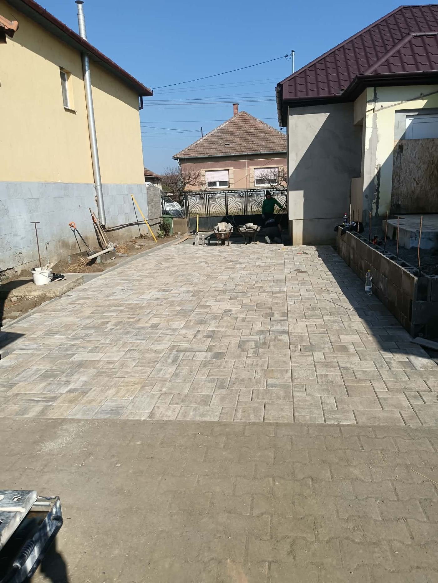 Elkészült térkövezett kocsibeálló