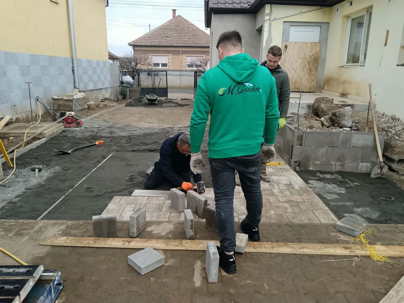 Az M Garden csapata térkövet rak