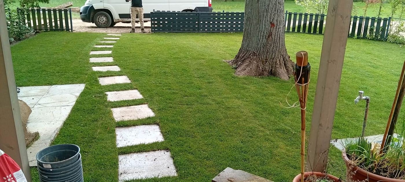 Lépőköves ösvény kiépítése a gyepben