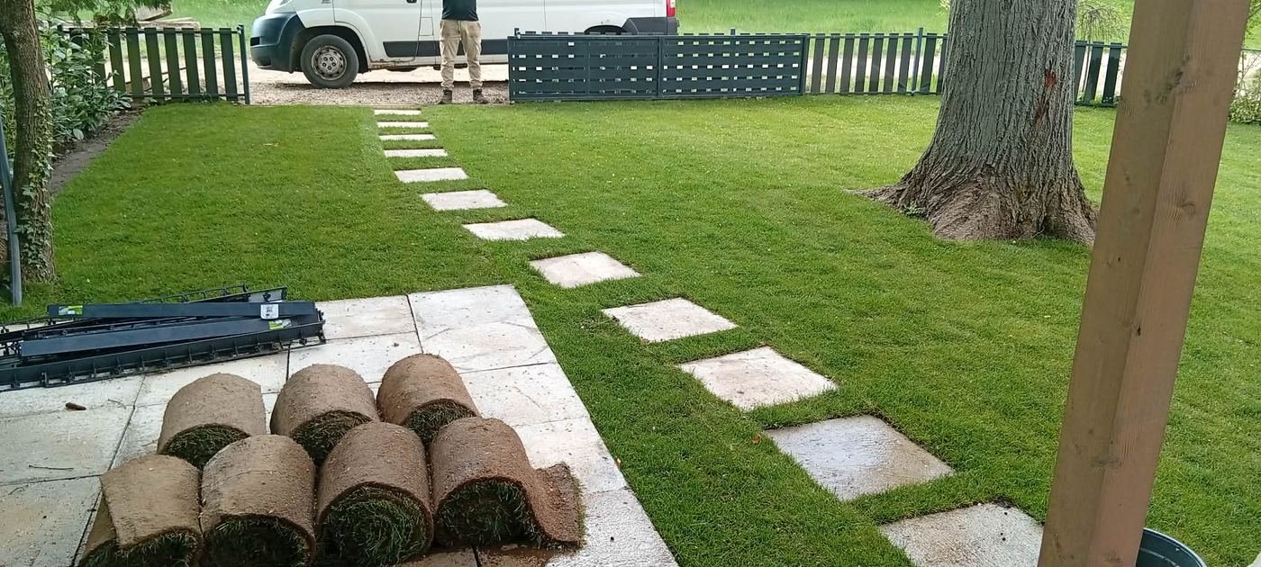 Gyeptelepítés a lépőköves ösvény mentén